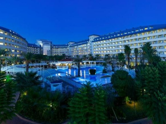 Курортный отель Crystal Admiral Resort Suites & Spa