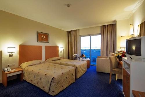 Двухместный (Двухместный номер с 1 кроватью или 2 отдельными кроватями и видом на море) курортного отеля Crystal Admiral Resort Suites & Spa, Кызылот