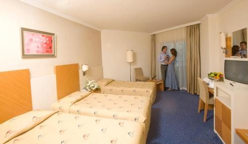 Трехместный (Трехместный номер с видом на море) курортного отеля Crystal Admiral Resort Suites & Spa, Кызылот