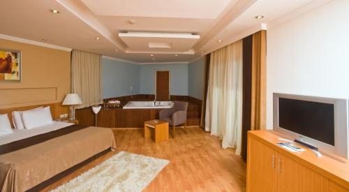 Сьюит (Улучшенный люкс) курортного отеля Crystal Admiral Resort Suites & Spa, Кызылот