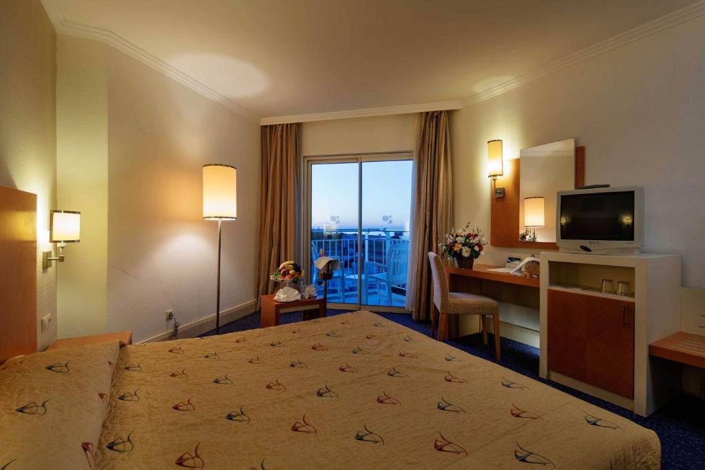 Двухместный (Стандартный двухместный номер с 1 кроватью или 2 отдельными кроватями (для 2 взрослых и 2 детей в возрасте до 11 лет)) курортного отеля Crystal Admiral Resort Suites & Spa, Кызылот