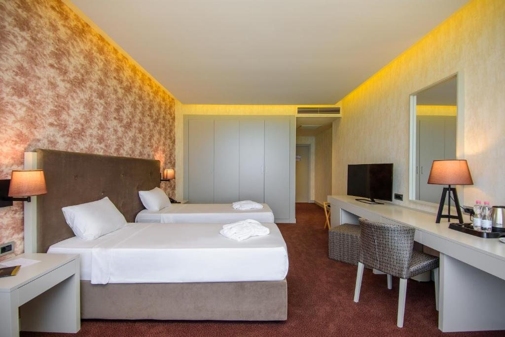Двухместный (Двухместный номер с 2 отдельными кроватями и видом на море) отеля Grand Gloria, Батуми