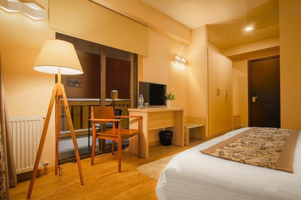 Двухместный (Двухместный номер Делюкс с 1 кроватью или 2 отдельными кроватями и балконом) отеля Gudauri Inn, Гудаури