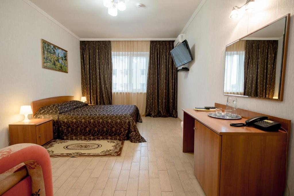 Двухместный (Улучшенный номер с кроватью размера «king-size») отеля Жар Птица, Пахомово
