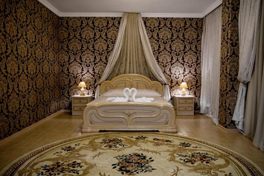 Сьюит (Люкс с кроватью размера «king-size» и гидромассажной ванной) отеля Жар Птица, Пахомово
