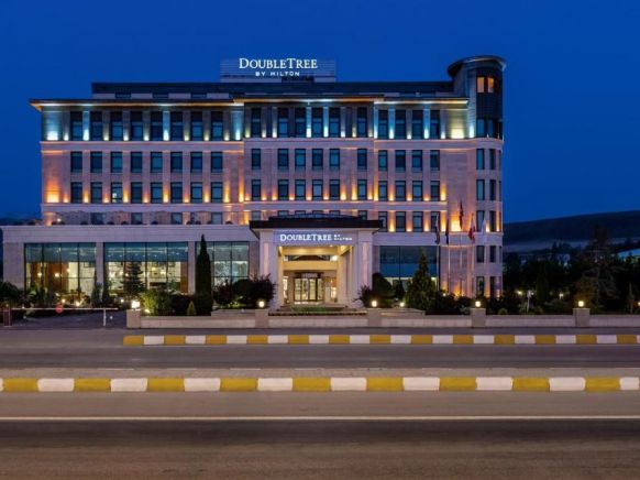 Отель Doubletree by Hilton Van