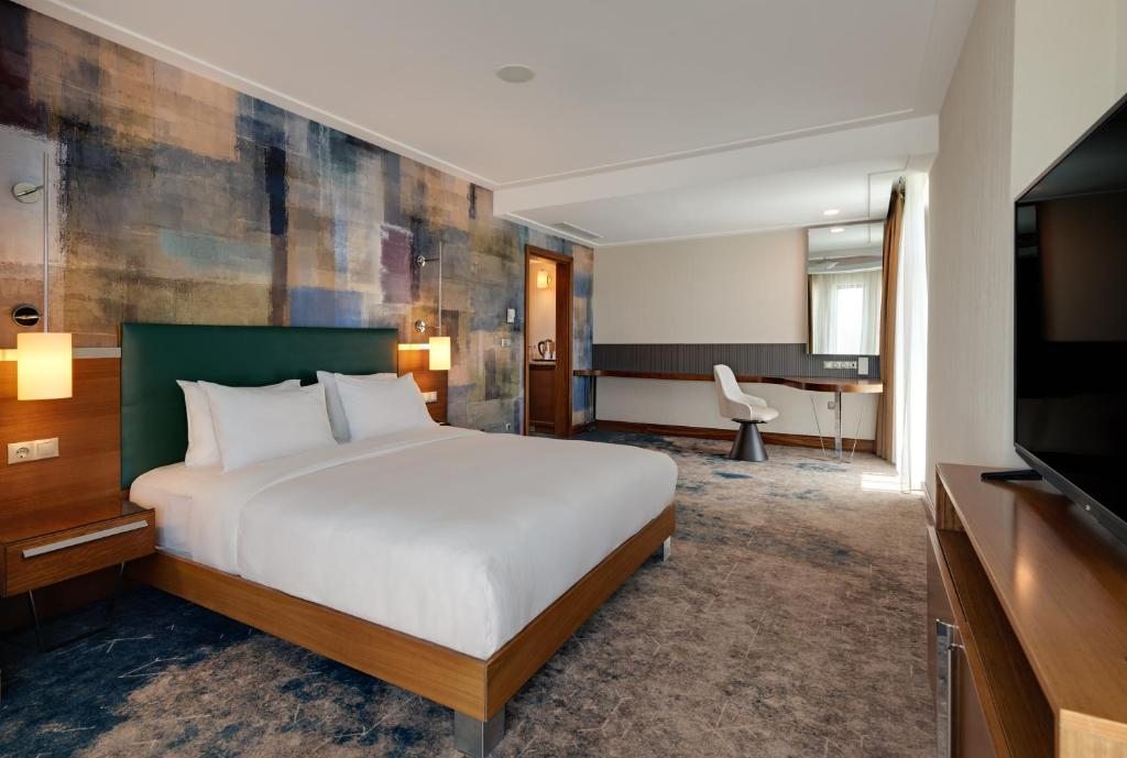 Двухместный (Corner Room with Lake View) отеля Doubletree by Hilton Van, Ван