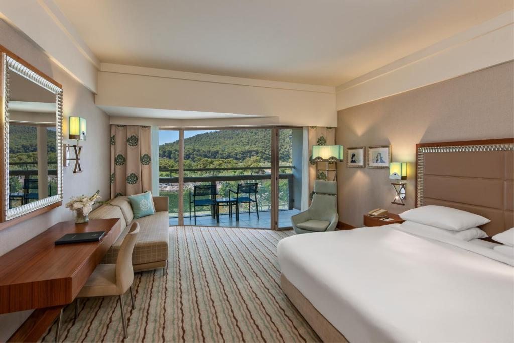 Трехместный (Номер с кроватью размера «king-size» и видом на сад, подходит для гостей с ограниченными физическими возможностями) курортного отеля Hilton Dalaman Sarigerme, Даламан