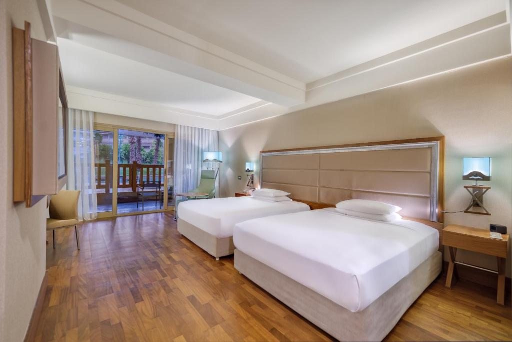 Двухместный (Двухместный номер Делюкс с 2 отдельными кроватями, видом на бассейн и выходом к бассейну) курортного отеля Hilton Dalaman Sarigerme, Даламан
