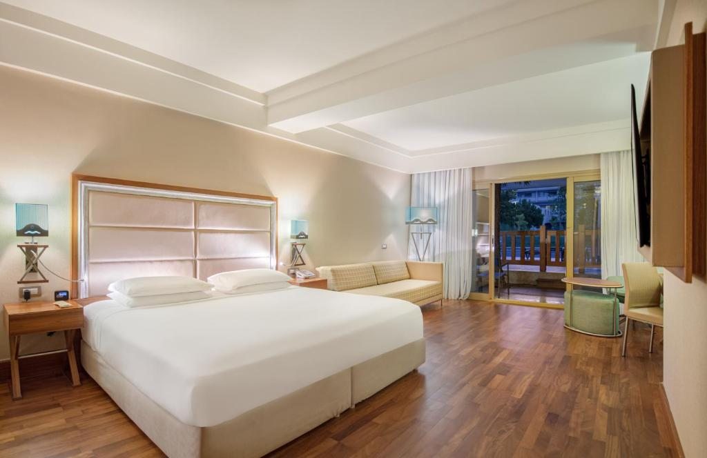 Трехместный (Номер Делюкс с кроватью размера «king-size», видом на бассейн и выходом к бассейну) курортного отеля Hilton Dalaman Sarigerme, Даламан
