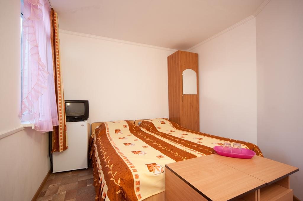 Двухместный (Двухместный номер эконом-класса с общей ванной комнатой или туалетом) гостевого дома 888, Анапа