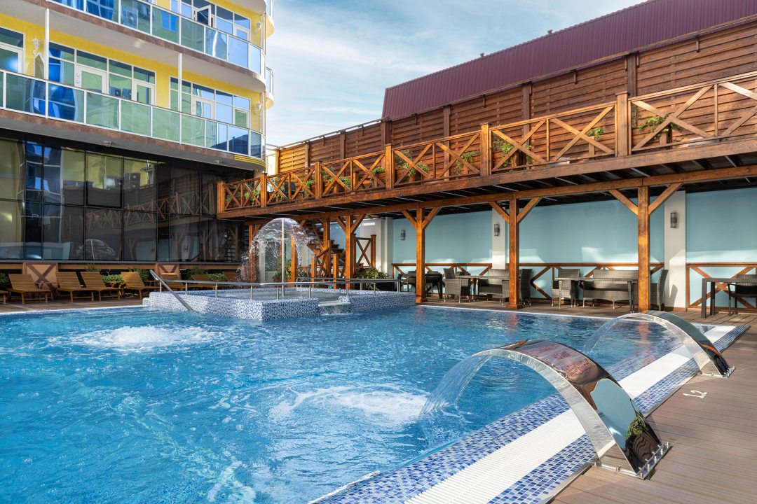 Открытый летний бассейн, Отель Атлант
