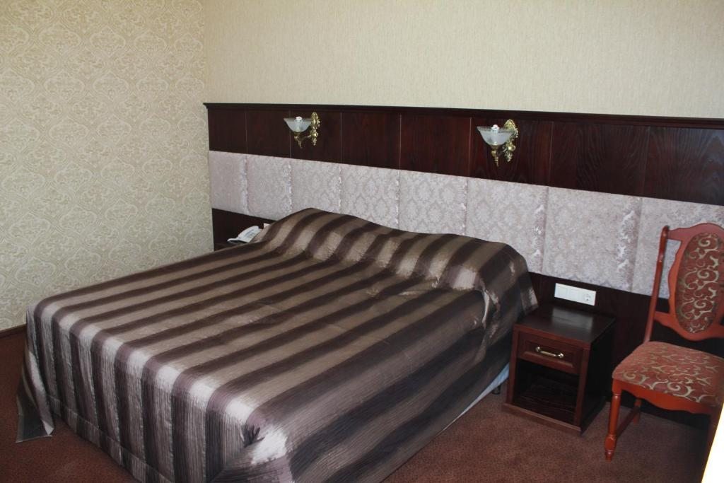 Двухместный (двухкомнатный номер  с 2 отдельными кроватями и общей ванной комнатой) гостиницы Европа, Черкесск