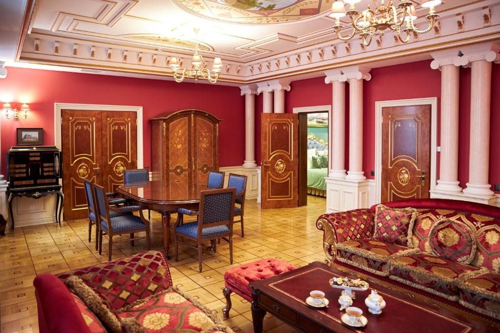 Сьюит (Королевский люкс с видом на Неву) отеля Дворец Трезини, Санкт-Петербург