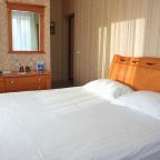 Двухместный (Эконом с одной двухспальной кроватью в дополнительном  корпусе "Маячок" (корпус без лифта), Загородный комплекс Маяк