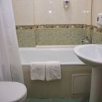 Двухместный (Эконом с одной двухспальной кроватью в дополнительном  корпусе "Маячок" (корпус без лифта), Загородный комплекс Маяк