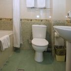 Двухместный (Эконом с двумя односпальными кроватями в дополнительном  корпусе "Маячок" (корпус без лифта)), Загородный комплекс Маяк