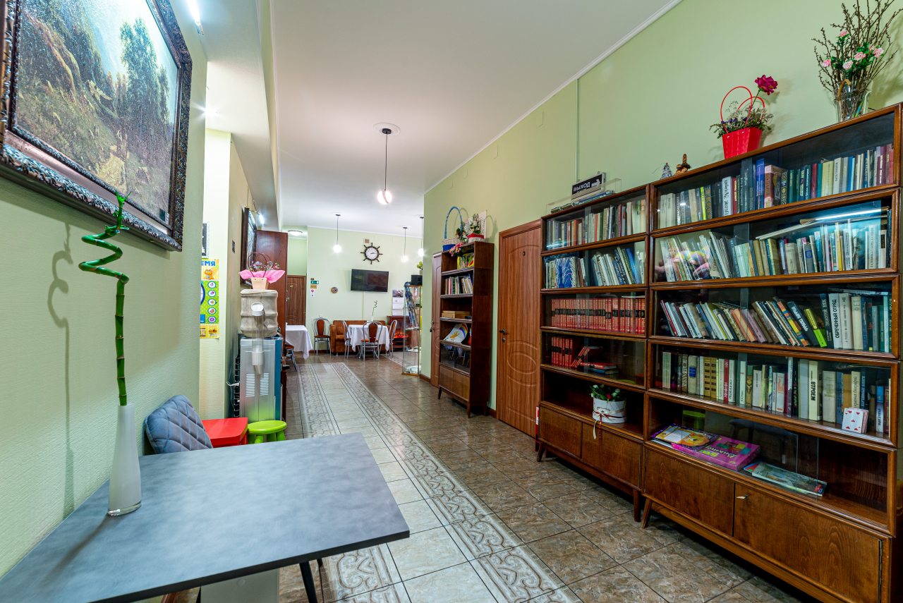 Библиотека/Полка с большим выбором книг, Мини-отель Танаис