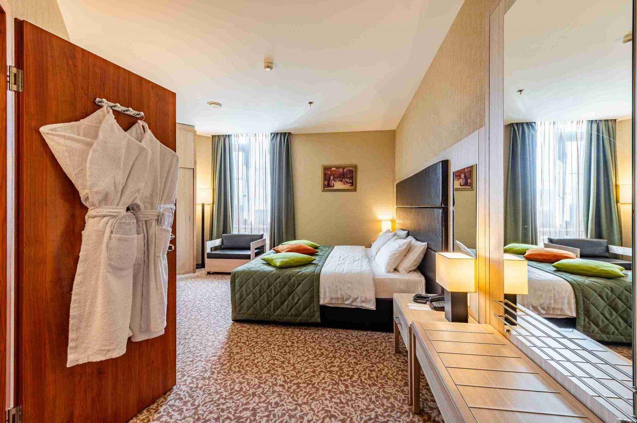 Трёхместный и более (Улучшенный с двуспальной кроватью), Гостиница Новый Петергоф