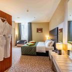 Трёхместный и более (Улучшенный с двуспальной кроватью), Гостиница Новый Петергоф