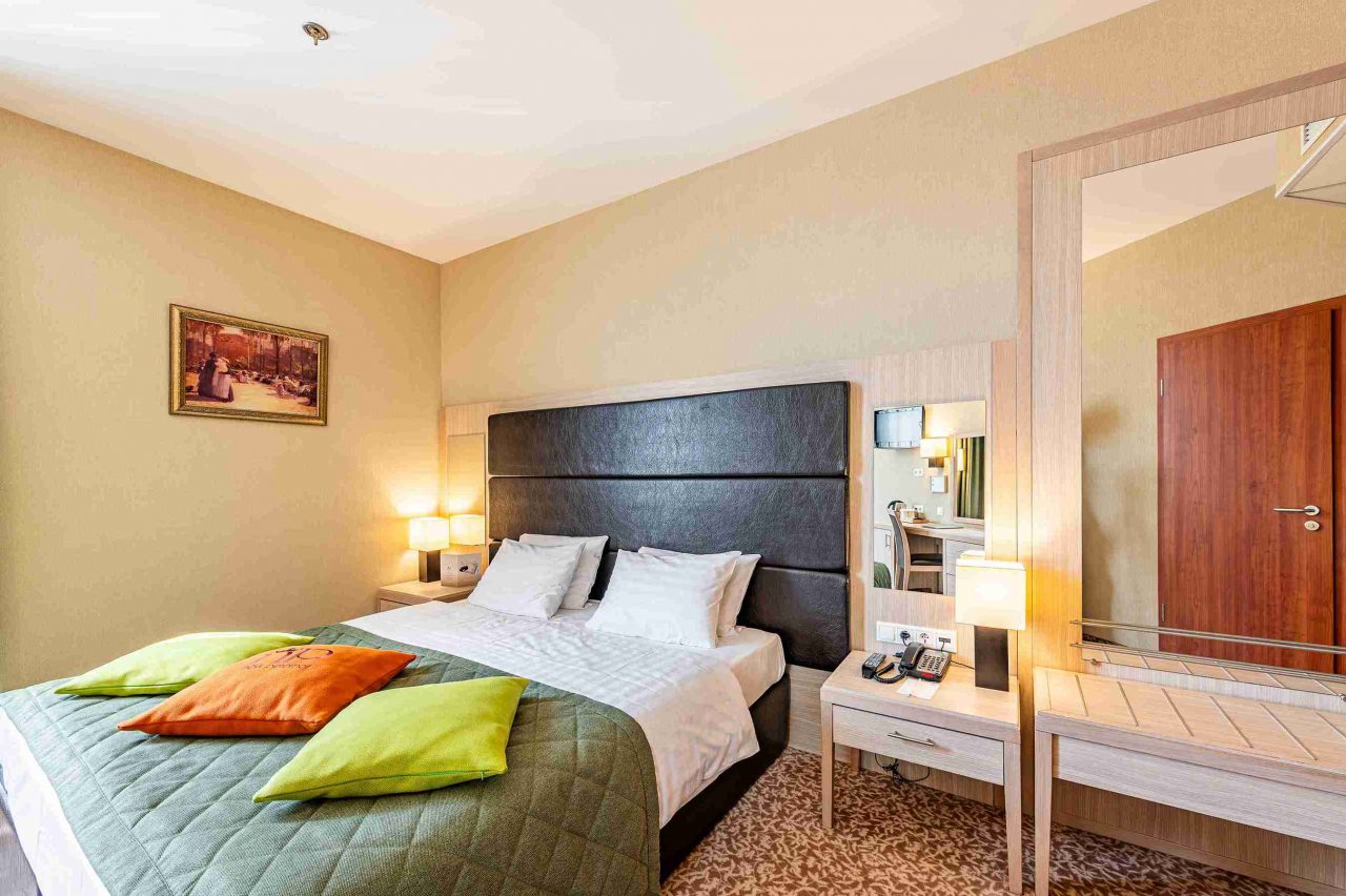 Трёхместный и более (Улучшенный с двуспальной кроватью), Гостиница Новый Петергоф