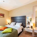 Трёхместный и более (Улучшенный с двуспальной кроватью), Гостиница Новый Петергоф