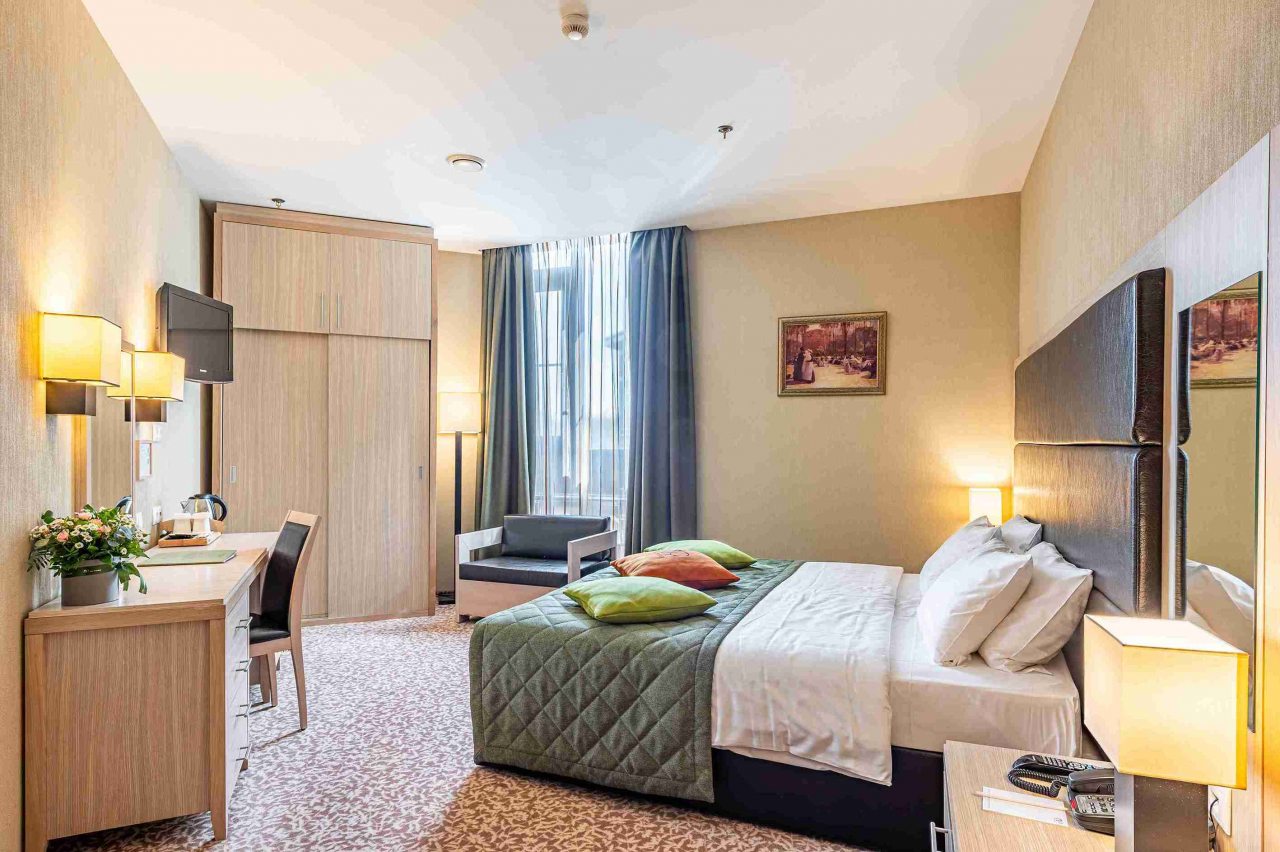 Трёхместный и более (Улучшенный с двуспальной кроватью), Гостиница Новый Петергоф