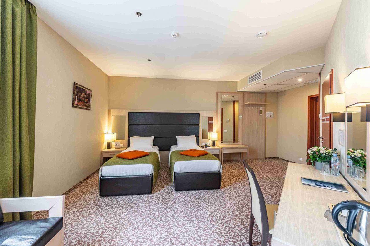 Трёхместный и более (Улучшенный с двумя раздельными кроватями), Гостиница Новый Петергоф