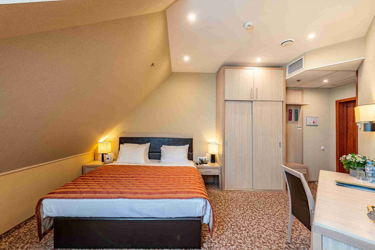 Двухместный (Стандарт Плюс мансардный с двуспальной кроватью), Гостиница Новый Петергоф