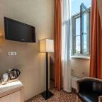 Двухместный (Стандарт Плюс мансардный с двуспальной кроватью), Гостиница Новый Петергоф