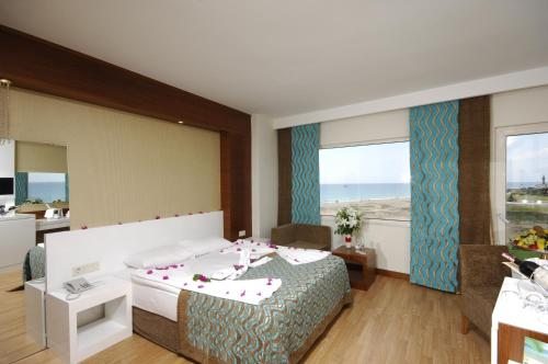 Трехместный (Стандартный трехместный номер с видом на море) курортного отеля Sea World Resort & Spa, Кызылагач