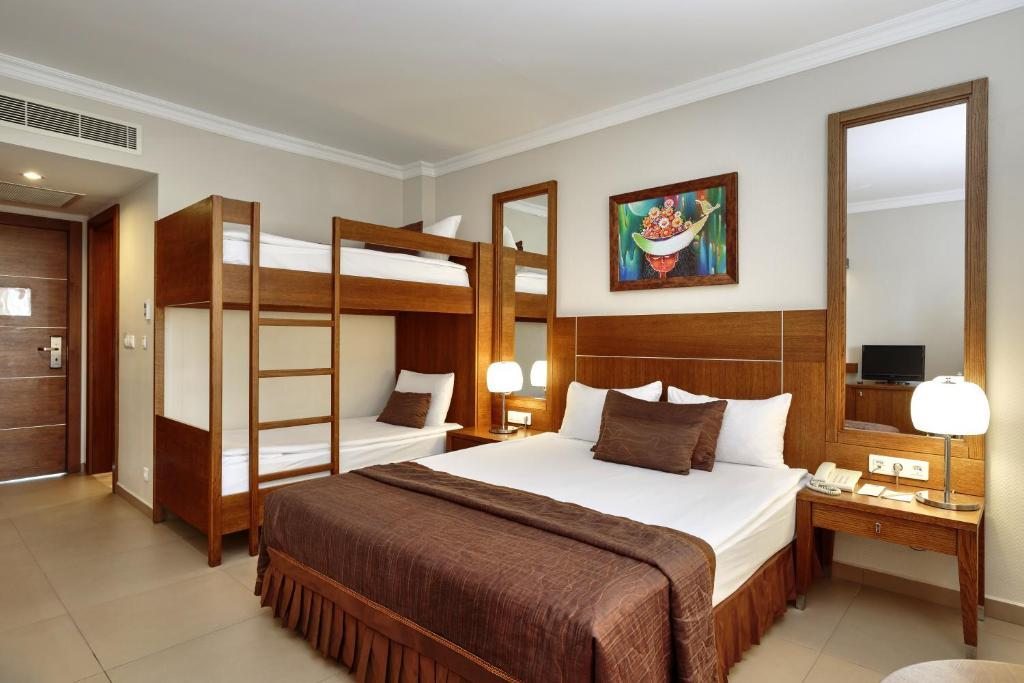 Двухместный (Номер с двухъярусной кроватью и видом на сад, главное здание) курортного отеля Sunis Elita Beach Resort Hotel & SPA, Кызылагач