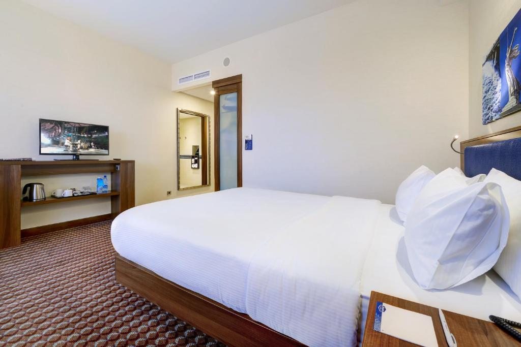 Двухместный (Номер с кроватью размера «queen-size», для гостей с ограниченными физическими возможностями) отеля Hampton by Hilton Профсоюзная, Волгоград