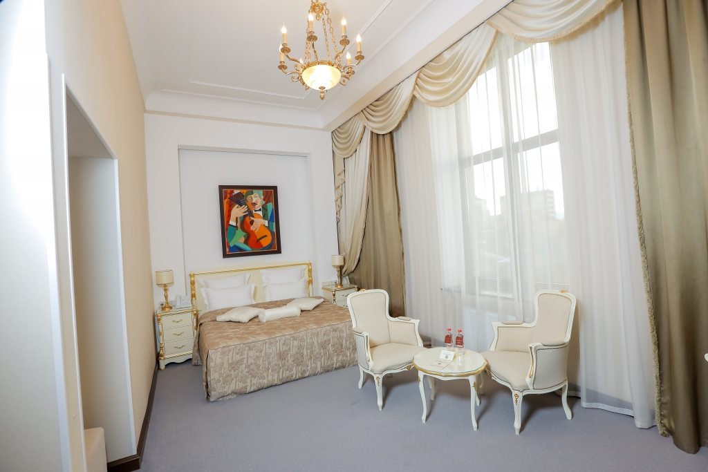 Полулюкс (Делюкс с видом на внутренний двор) отеля Александровский, Владикавказ