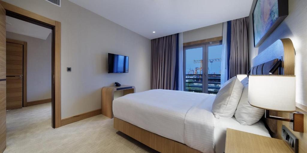 Сьюит (Люкс с 1 спальней с кроватью размера king-size) отеля DoubleTree by Hilton Hotel Istanbul - Tuzla, Тузла