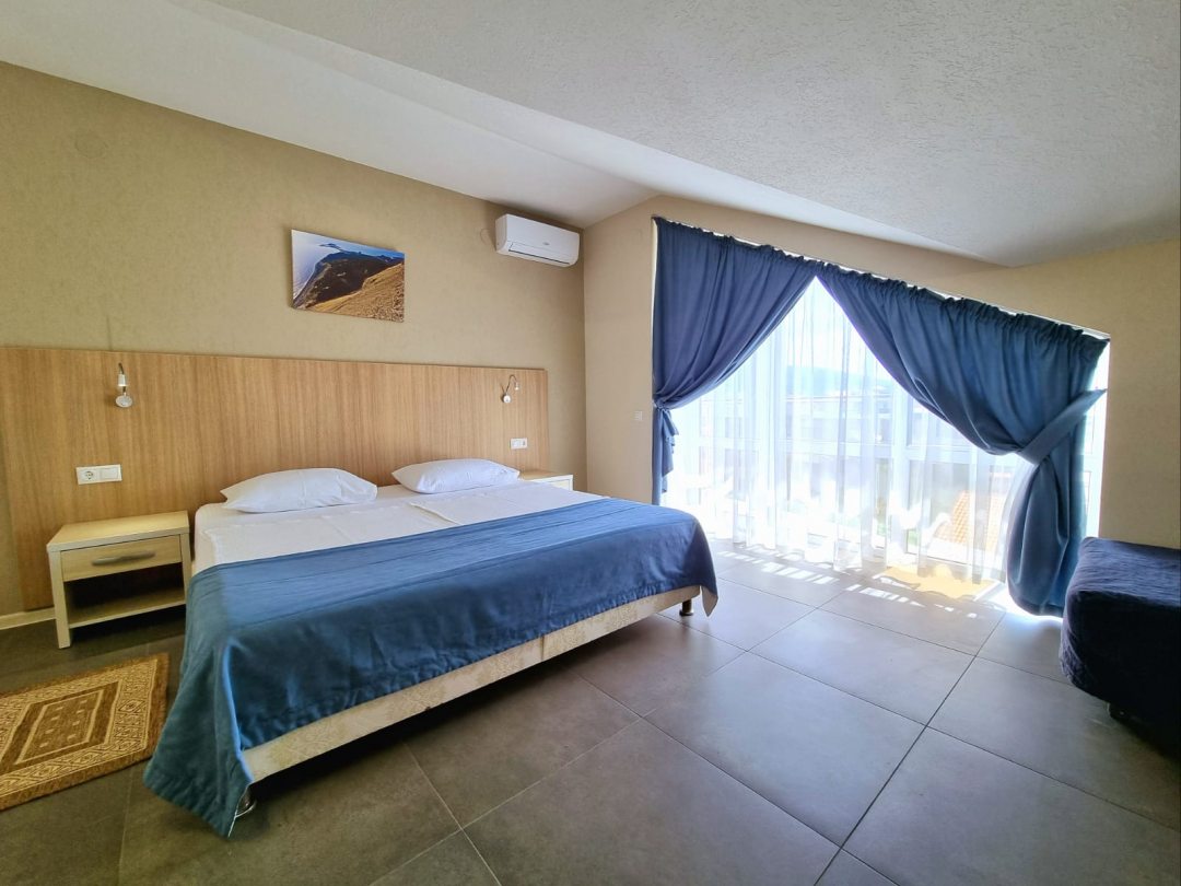 Двухместный (Улучшенный Стандарт Мансардный SUDBL-M с 1 кроватью(с балконом)) отеля HELIOPARK Aqua Resort, Сукко