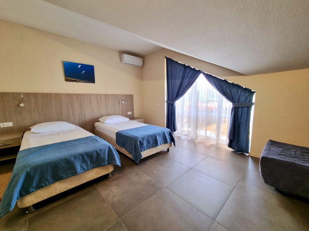 Двухместный (Улучшенный Стандарт Мансардный с двумя кроватями SUTWIN-M (с балконом)) отеля HELIOPARK Aqua Resort, Сукко