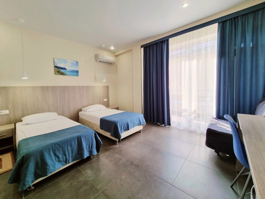 Двухместный (Улучшенный Стандарт с двумя кроватями SUTWIN (с балконом)) отеля HELIOPARK Aqua Resort, Сукко