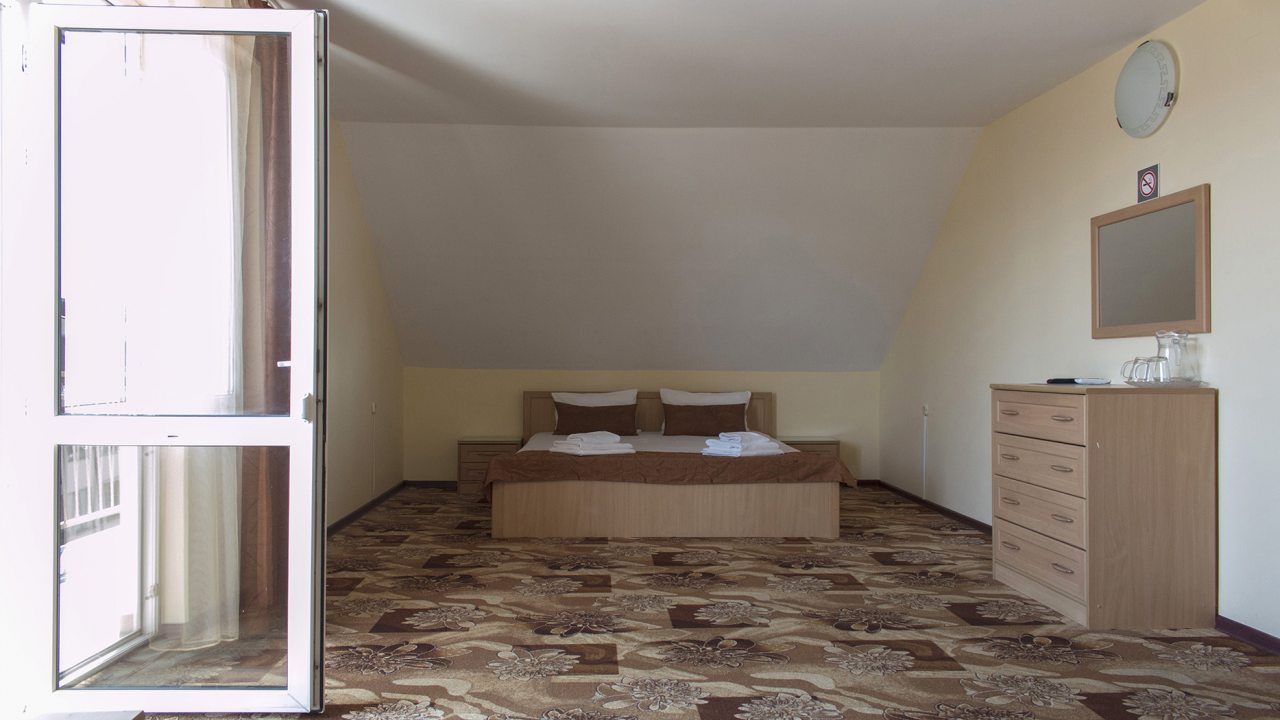 Четырехместный номер «Делюкс» с балконом