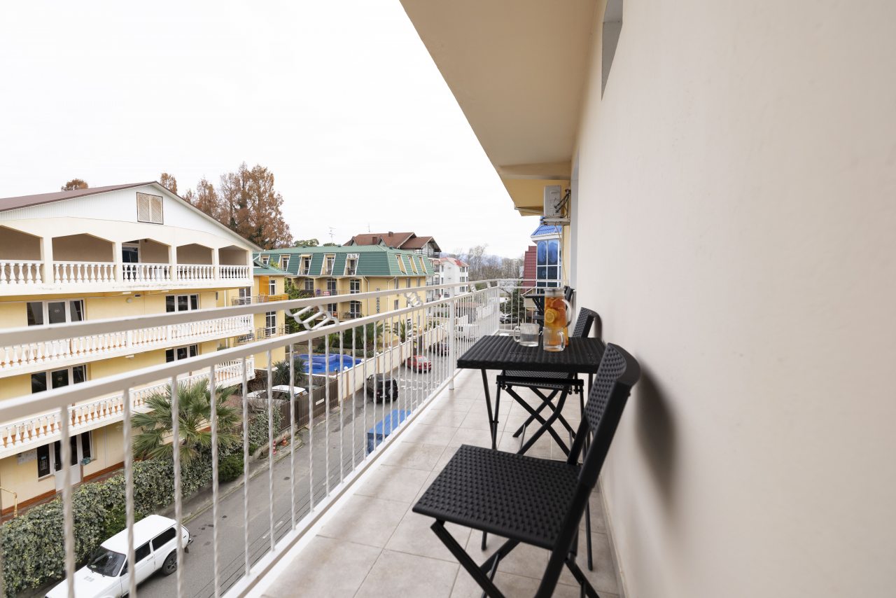 Трёхместный номер «Стандарт» с балконом