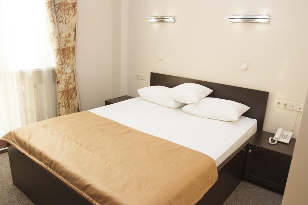 Двухместный (Двухместный номер с 1 кроватью или 2 отдельными кроватями и балконом) отеля Шерр, Ступино