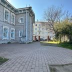 огороженная парковка гостиницы