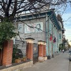 слева от гостиницы кованные ворота - заезд на парковку