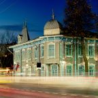 Фасад гостиницы - памятник архитектуры начала XX века