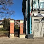 Вход в гостиницу и въезд на территорию парковки