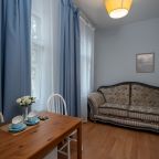 Двухкомнатный номер с двуспальной кроватью и диваном