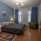 Двухкомнатный номер с санузлом, холодильником и диваном