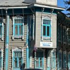 Фасад с резными наличниками и балкончиком