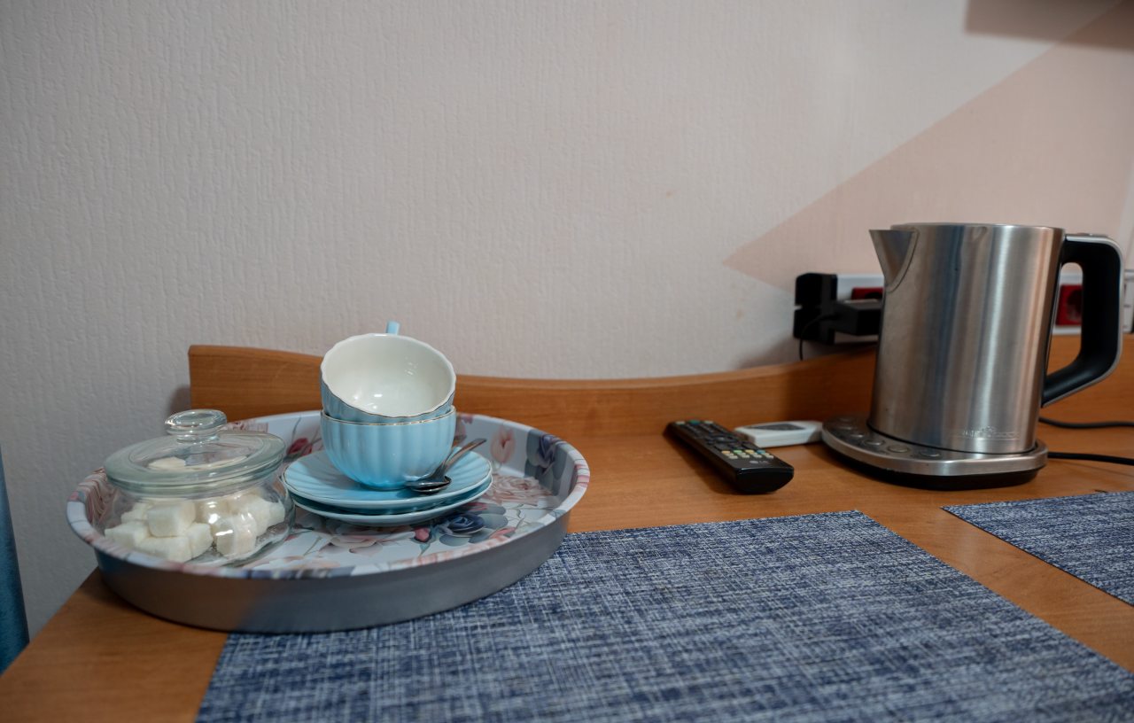 В номере чайник, чайные пары, чай, сахар