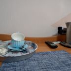 В номере чайник, чайные пары, чай, сахар